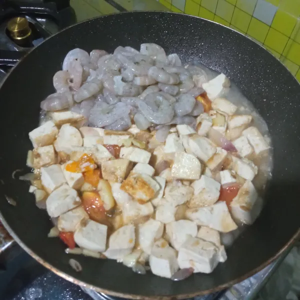 Masukkan udang, kaldu bubuk, garam dan saus tiram. Masak hingga udang matang, jika perlu tambahkan sedikit air, koreksi rasa. Jika sudah pas, matikan api, tuang tumisan keatas piring saji. Siap dinikmati.