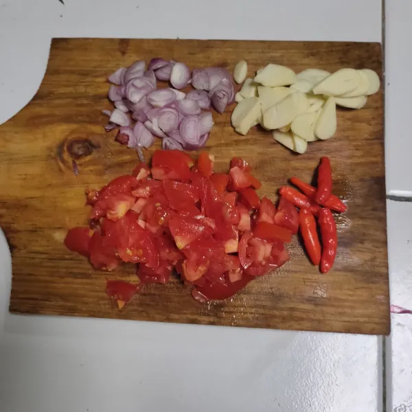 Rajang bawang merah dan bawang putih. Potong dadu tomat. Siapkan cabai rawit utuh (bisa dipong juga, sesuai selera) .
