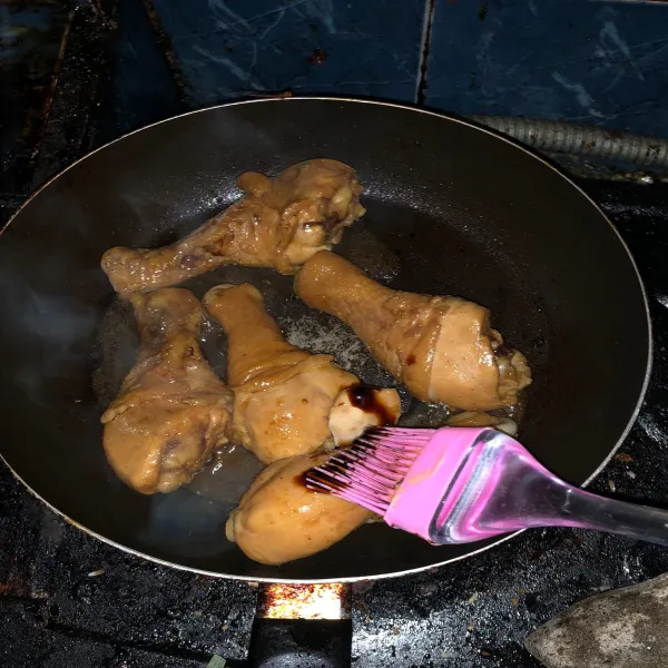 Setelah marinasi, grill ayam di pan grill dan oleskan kecap.