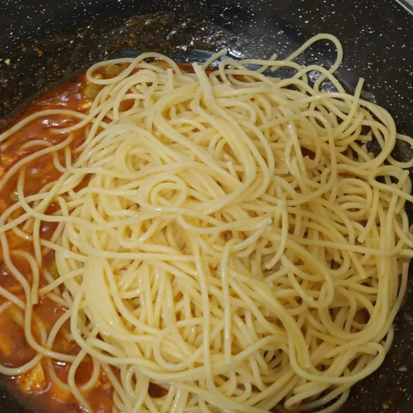 Masukkan mie pasta.