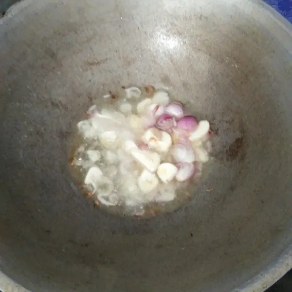 Goreng bawang merah dan bawang putih hingga harum, sisihkan