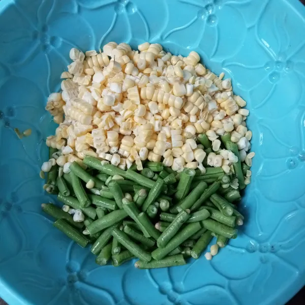 Potong-potong kacang panjang dan pipil jagung.