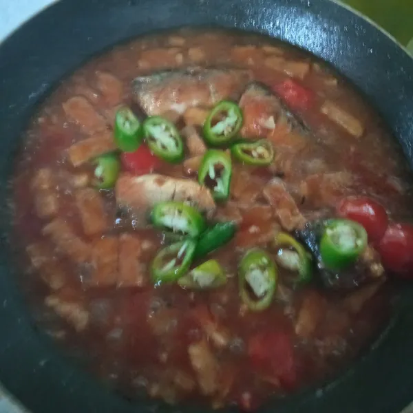 Terakhir, masukkan irisan cabe hijau, aduk perlahan. Masak sebentar asal cabe layu saja. Matikan api, tuang sarden ke atas piring saji. Sarden siap disajikan.