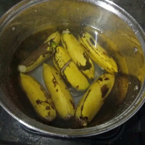 Rebus pisang sampai matang, sisihkan.