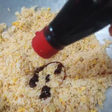 Masukkan nasi, aduk sampai rata dengan bumbu. Masukkan saos tiram, kecap manis, merica bubuk, garam dan kaldu jamur. Aduk rata sambil koreksi rasa sesuai selera.