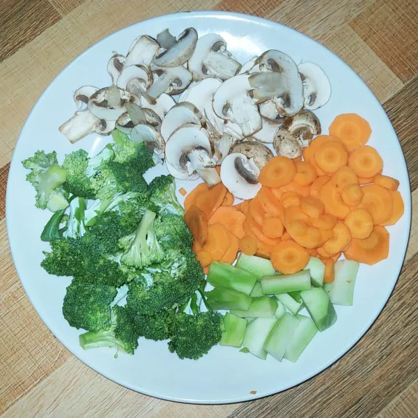 Potong-potong jamur, brokoli dan wortel.