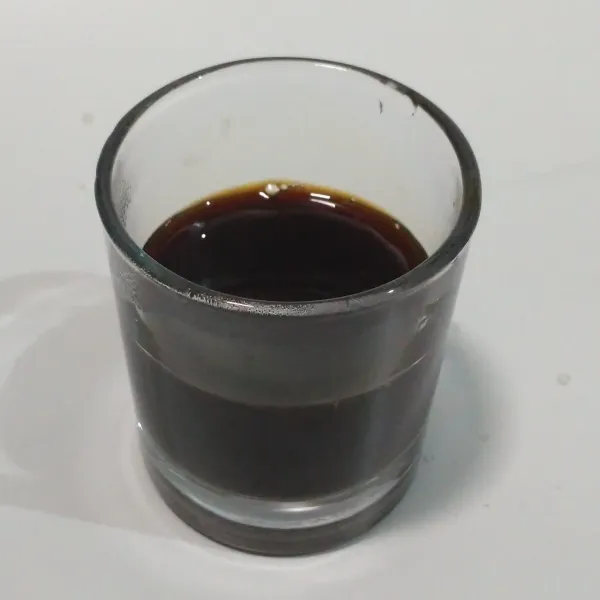 Seduh kopi gula dengan air panas.