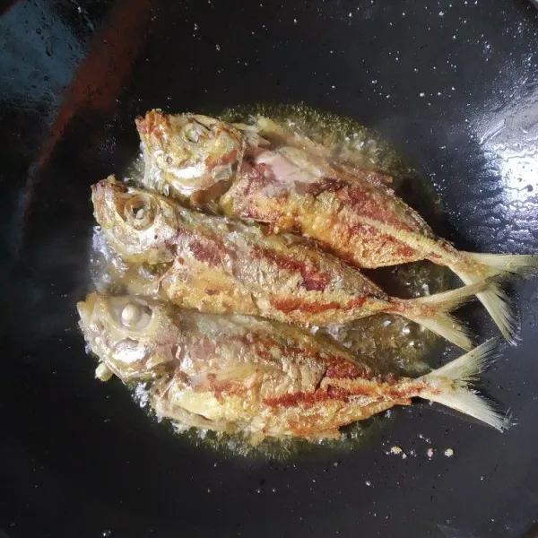 Goreng ikan kembung hingga kecoklatan. Angkat dan tiriskan.