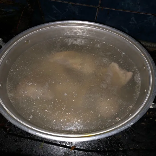 Didihkan air, masukkan ayam masak hingga membentuk kaldu lalu masukkan bumbu bacem.