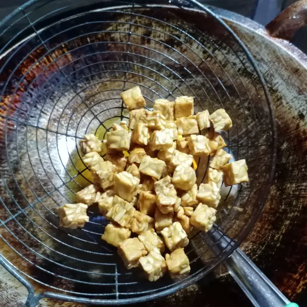 Goreng tempe sampai matang, tiriskan.