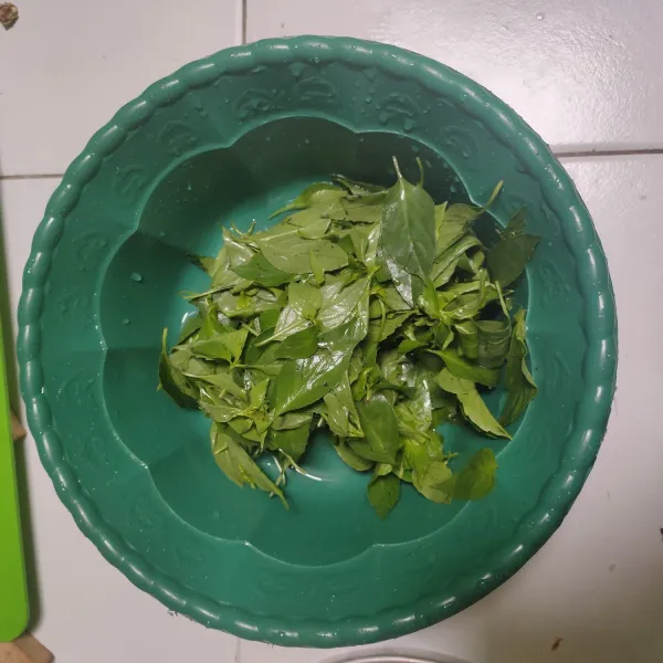 Petik-petik daun kemangi. Cuci bersih.