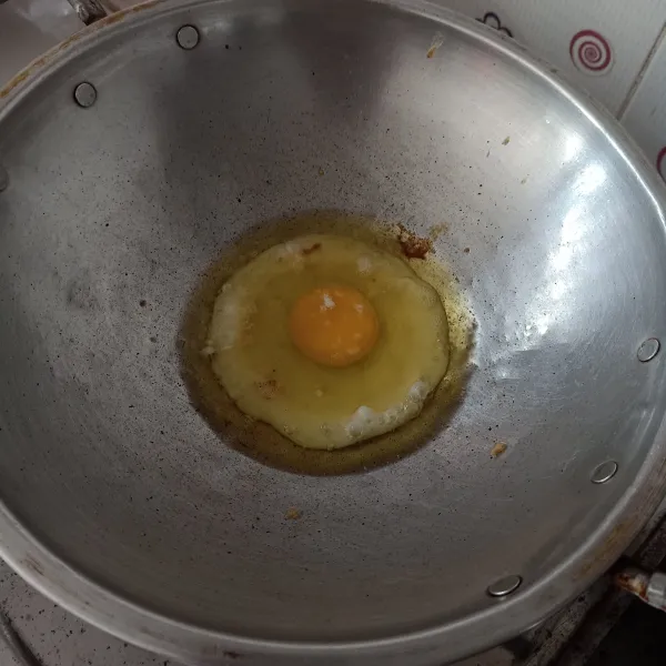 Ceplok telur dengan sejumput garam sampai matang.