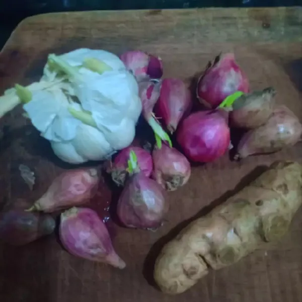 Siapkan bawang merah dan bawang putih dan kunyit.