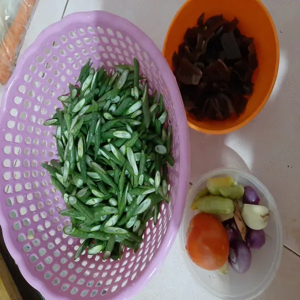 Potong kacang panjang dan jamur sesuai selera dan cuci bersih.