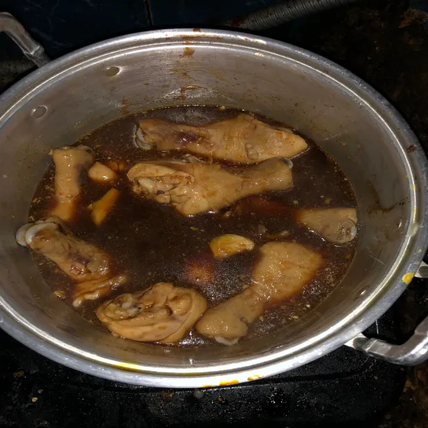 Masukkan gula merah dan aduk lalu matikan kompor dan marinasi ayam selama -+2 jam.