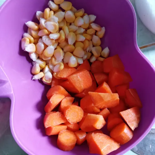 Potong wortel dan siapkan jagung pipil.