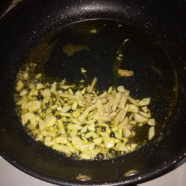 Panaskan mentega hingga mencair, tumis bawang putih hingga harum, tambahkan jahe aduk rata.