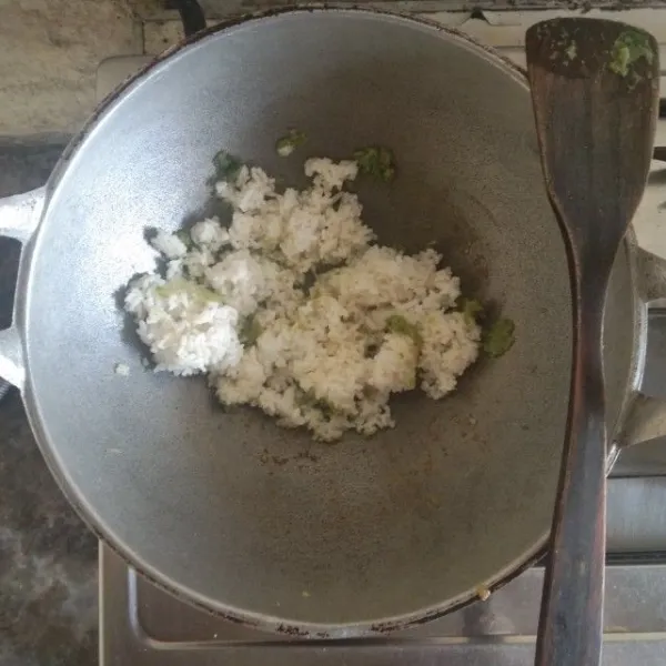 Tambahkan nasi (ps; matikan kompor, agar nasi tidak lengket di wajan) Aduk hingga bumbu tercampur rata dengan nasi.