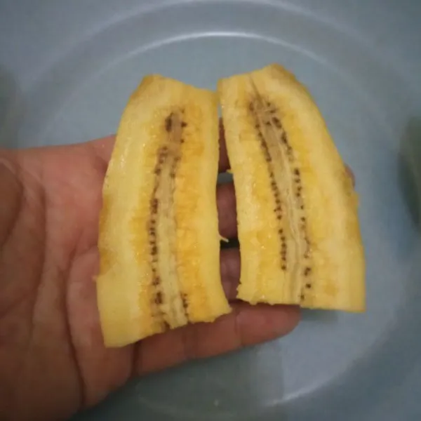 Potong pisang menjadi tiga kemudian belah menjadi dua. Seperti gambar ini.