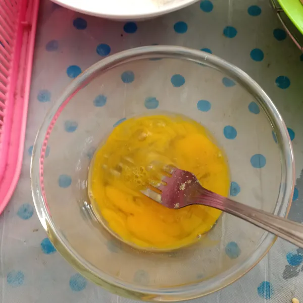 Campur telur, garam dan lada bubuk, kocok lepas