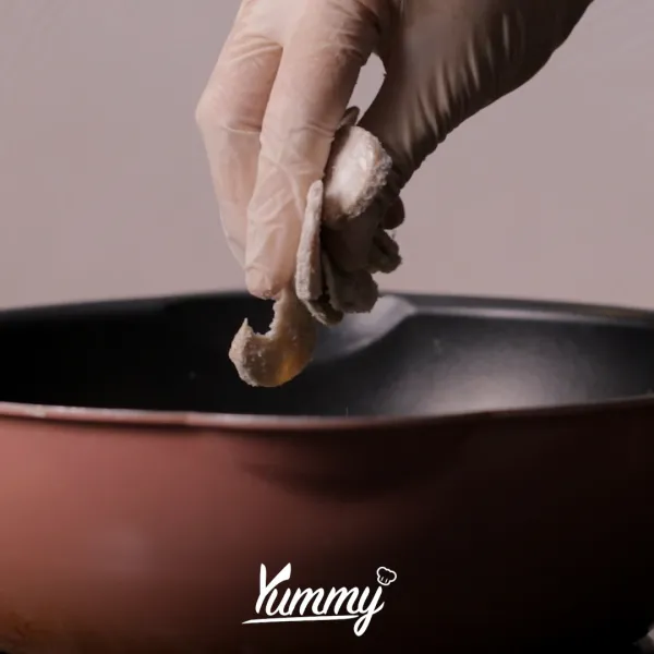 Panaskan minyak di atas api besar, goreng bakso. Jangan terlalu sering membolak-balikkan bakso agar tidak hancur. Tiriskan setelah bakso kuning keemasan dan kering.