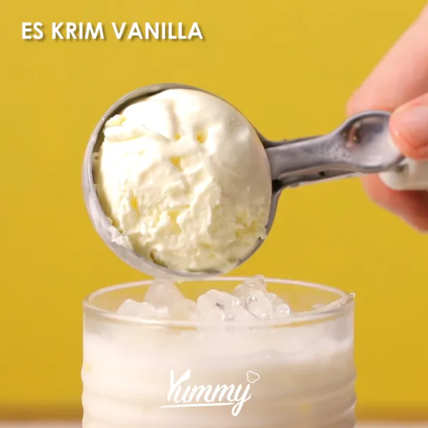 Kemudian tambahkan es krim vanilla sebagai topping di atasnya.