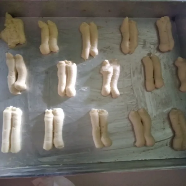 Oles loyang dengan margarin kemudian semprot adonan beri jarak dan oven suhu 150°C selama 30 menitan (sesuaikan oven masing-masing)