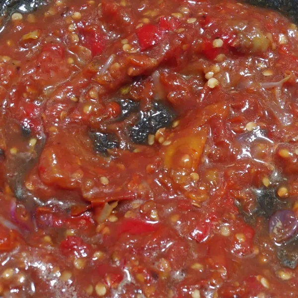 Lalu ulek sambel dan sisihkan.
