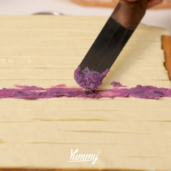 Siapkan puff pastry yang telah dipotong lalu oles dengan selai taro dan taburi dengan gula.