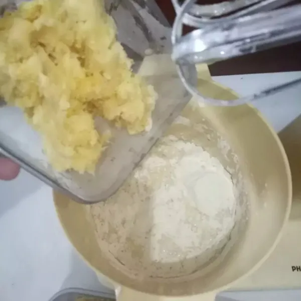 Masukkan tape halus. Aduk rata.