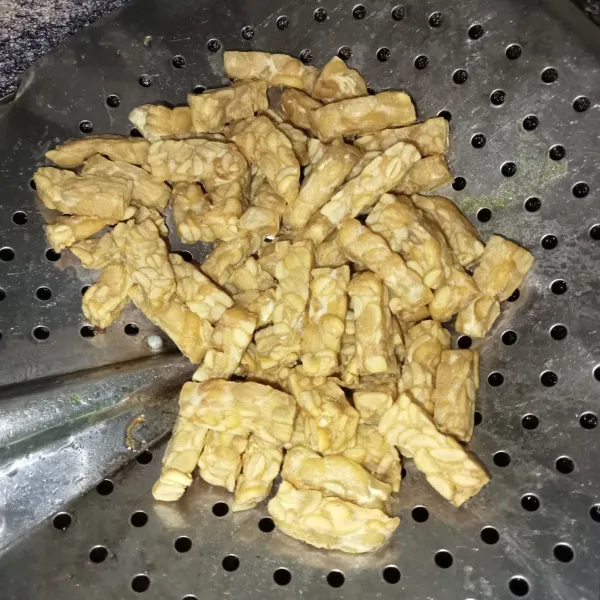 Potong-potong tempe dan goreng hingga matang.