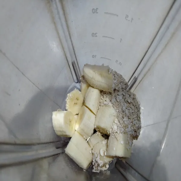 Potong-potong pisang, masukkan ke dalam blender, tambahkan oatmilk.