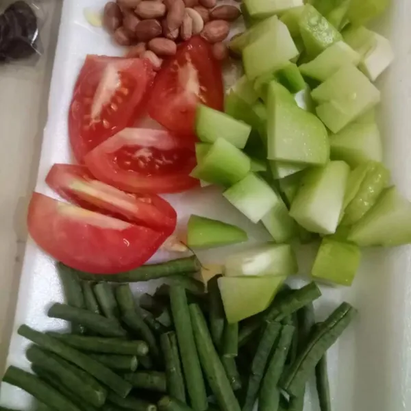 Waluh dipotong kotak-kotak, tomat dibelah 4, kacang panjang dipotong seukuran jari telunjuk, dan cuci bersih kacang tanah