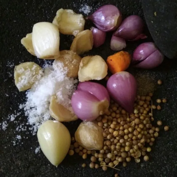 Haluskan bumbu dengan cobek