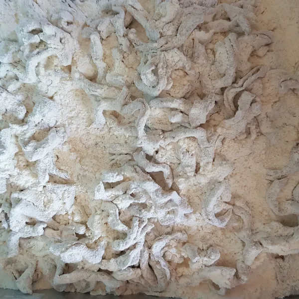 Masukan usus ayam ke dalam wadah berisi Bahan Tepung, aduk hingga semua usus ayam terbalut rata dengan tepung, kemudian saring.