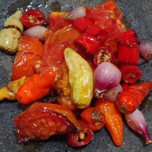 Goreng bahan sambel sampai matang.