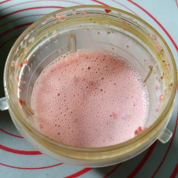 Blender strawberry bersama yoghurt drink.