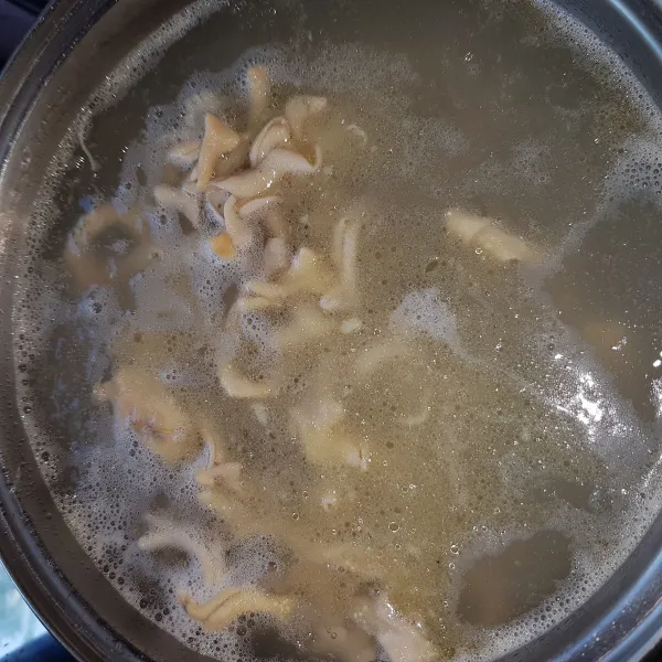 Rebus usus ayam selama 15 menit, kemudian tiriskan dan buang air rebusannya. Rebus kembali usus ayam hingga air rebusannya jernih (3x rebus).