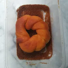 Letakan donat ke dalam wadah, kocok hingga rata.