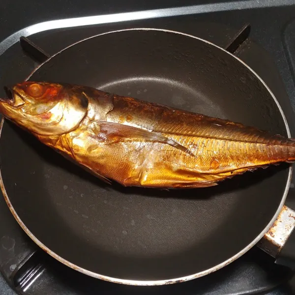 Cuci ikan panggang yang baru dibeli, kemudian panaskan sebentar saja di atas teflon.