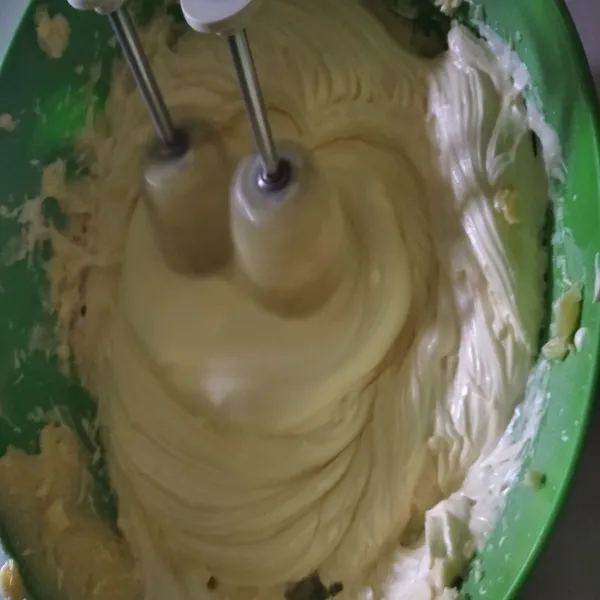 Masukan putih telur mixer kembali sampai mengembang