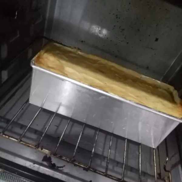 Loyang olesi mentega dan tepung terigu sedikit. Lalu masukkan adonan prol tape. Lalu panaskan oven lalu masukkan loyang berisikan adonan prol tape. Panggang kira-kira 15 - 20 menit. Tusuk tengahnya dengan tusuk gigi atau garpu. Jika tidak ada yang menempel berarti matang lalu angkat dan keluarkan dari loyang. Lalu beri atasnya parutan keju. Siap disajikan untuk keluarga.