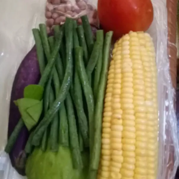 Siapkan bahan-bahan sayur asem, cuci bersih jagung, waluh dan kacang panjang