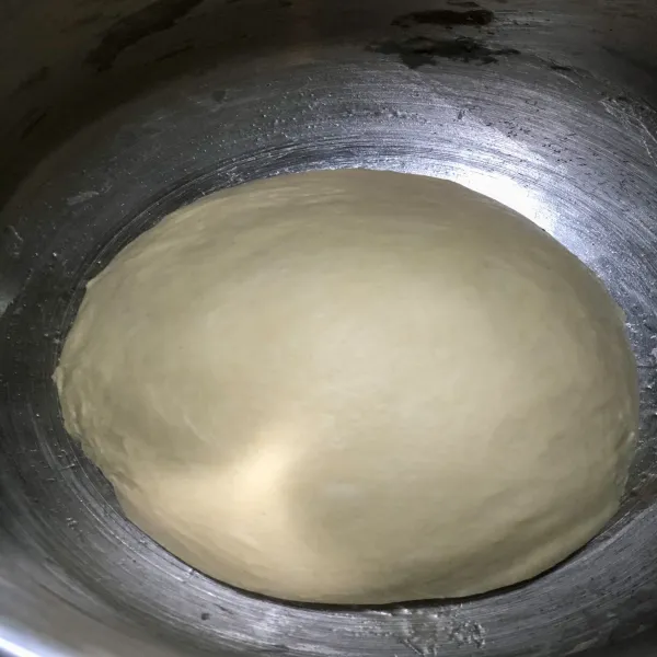 Uleni hingga kalis elastis (ini penting agar roti hasilnya lembut). Lalu bulatkan dan istirahatkan hingga double size, sekitar 30 menit.