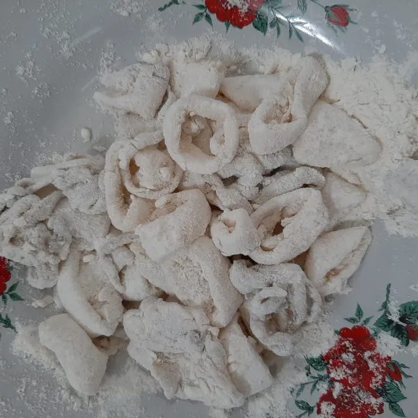 Campurkan potongan cumi di tepung pelapis. Aduk rata sampai semua tertutup tepung