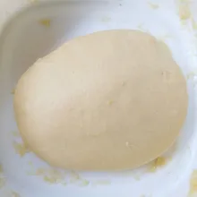 Bulatkan, tutup dengan serbet basah/plastic wrap. Proofing selama ±30 menit.