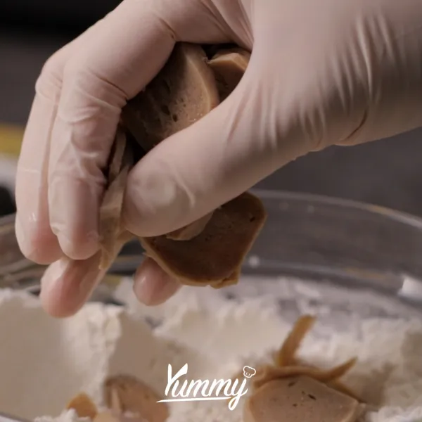 Balurkan bakso ke dalam campuran tepung hingga merata.