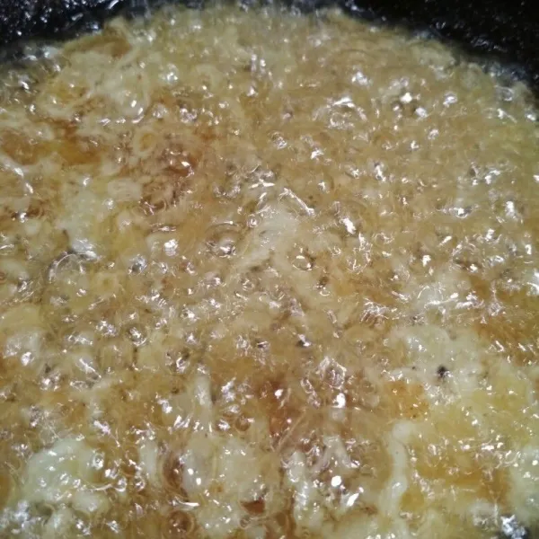 Campur bahan kremesan kemudian saring, tuang dalam botol bersih agar mudah waktu menuang, goreng kremesan di minyak yang panas, goreng hingga semua bahan kremesan habis, sajikan ikan kembung goreng bersama kremesan dan sambal favorit