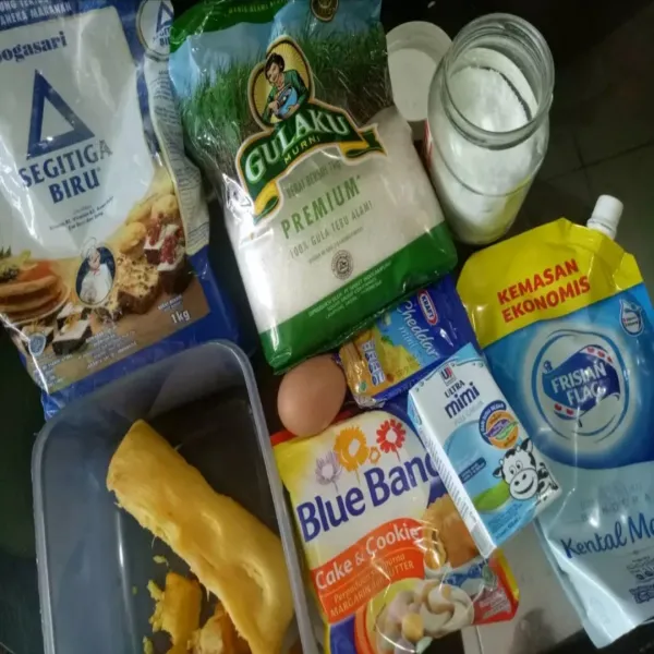 Siapkan bahan-bahan untuk prol tape.