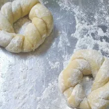 Balur ke tepung terigu. Letakan di loyang yang sudah ditaburi tepung terigu.